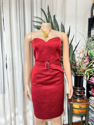 Vestido de fiesta rojo con cinturón