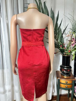 Vestido de fiesta rojo con cinturón