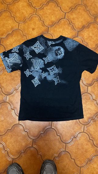T-shirt Louis Vuitton nera con fantasia