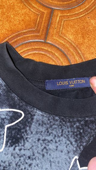 T-shirt Louis Vuitton nera con fantasia