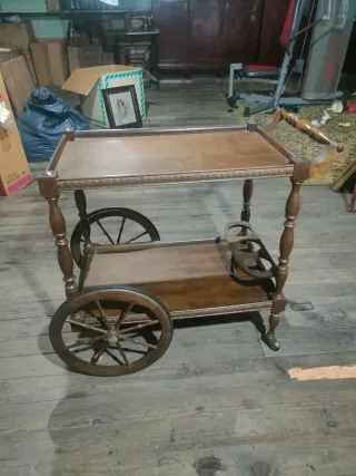 Carrito de bebidas vintage de madera