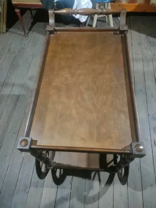 Carrito de bebidas vintage de madera