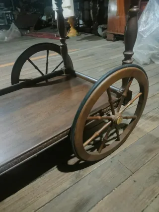 Carrito de bebidas vintage de madera