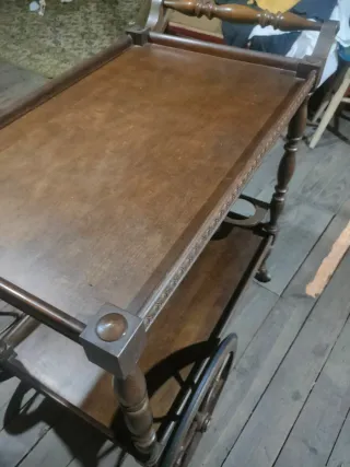 Carrito de bebidas vintage de madera