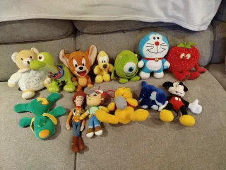 Peluch Personaj  4€ a 10€ precios a concretar.