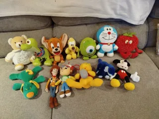 Peluch Personaj  4€ a 10€ precios a concretar.