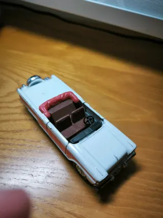 Coche a escala clásico descapotable