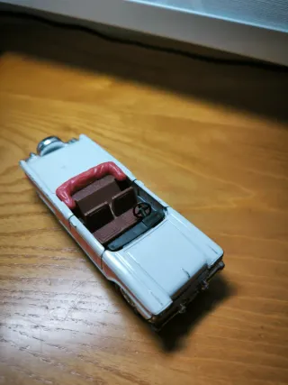 Coche a escala clásico descapotable