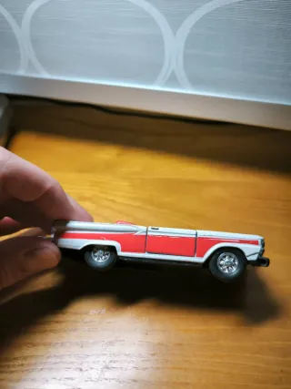 Coche a escala clásico descapotable