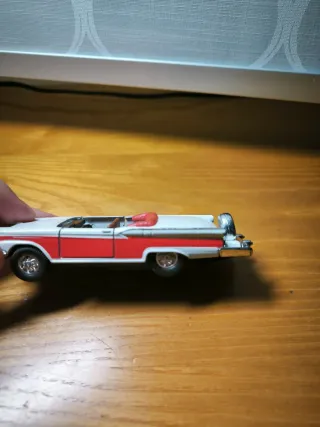 Coche a escala clásico descapotable