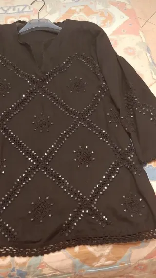 Camicia nera con paillettes e ricami