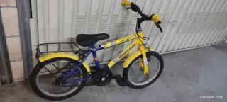 Bicicleta infantil amarilla y azul