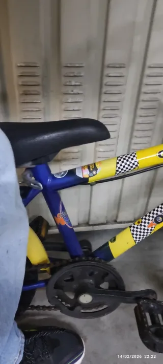 Bicicleta infantil amarilla y azul