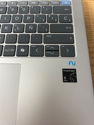 Portátil HP Omnibook X 14” + Cargador