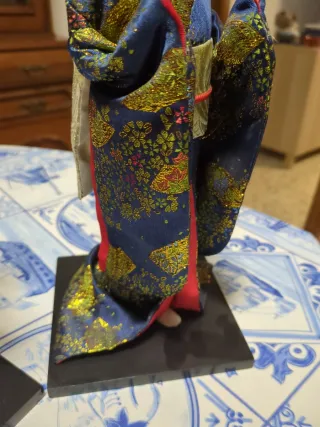 Bambole giapponesi vestite con kimono