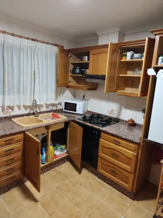 Muebles de cocina de madera y piedra