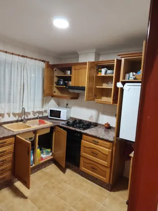 Muebles de cocina de madera y piedra