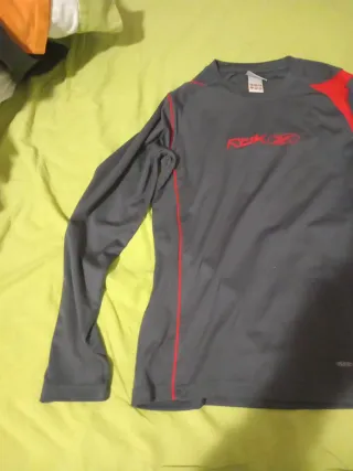 Camiseta Reebok gris