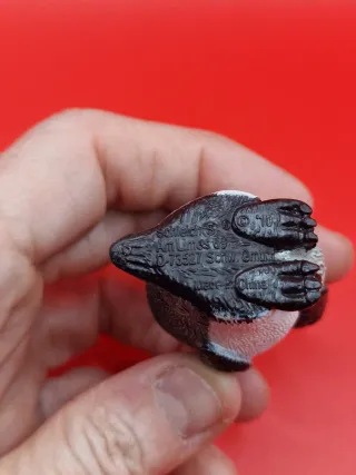 Figura pingüino emperador con cría