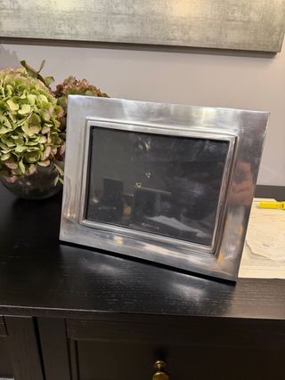 Marcos de fotos plateados y blancos nácar