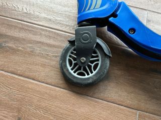 Patinete Globber azul y negro