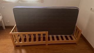 Cama infantil de madera con barrera