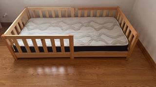 Cama infantil de madera con barrera