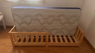 Cama infantil de madera con barrera