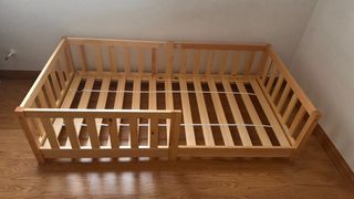 Cama infantil de madera con barrera