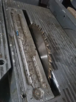 Sierra de mesa Makita carpintería