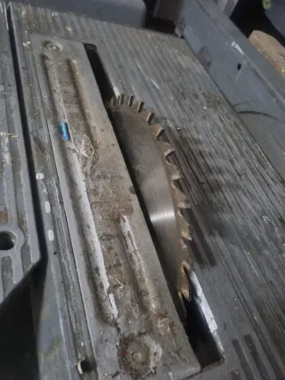 Sierra de mesa Makita carpintería