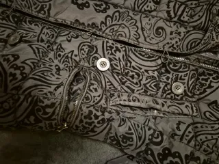 Piumino lungo Desigual nero con fantasia