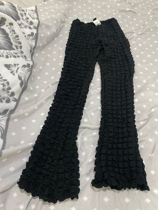 Pantalones negros texturizados