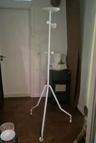 Perchero Blanco Ikea con Ruedas