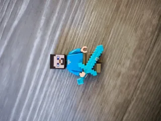 Mini figura Lego Minecraft con espada