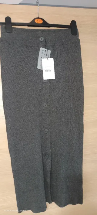 Falda larga gris con botones