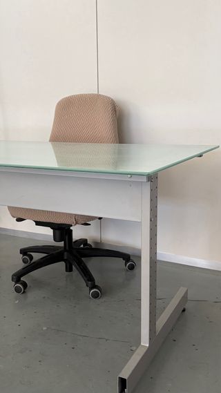 MESA Y ESTANTERÍA DE CRISTAL Y METAL