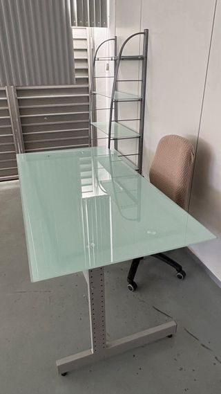 MESA Y ESTANTERÍA DE CRISTAL Y METAL