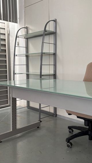 MESA Y ESTANTERÍA DE CRISTAL Y METAL