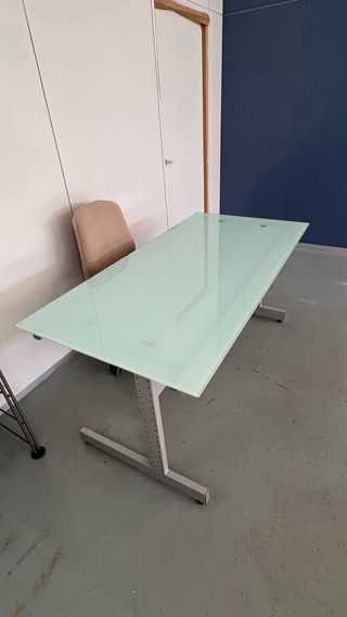 MESA Y ESTANTERÍA DE CRISTAL Y METAL