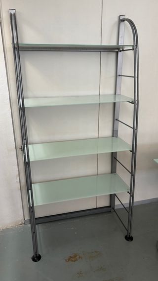 MESA Y ESTANTERÍA DE CRISTAL Y METAL