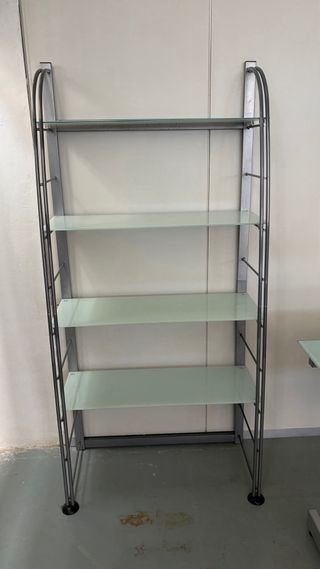 MESA Y ESTANTERÍA DE CRISTAL Y METAL