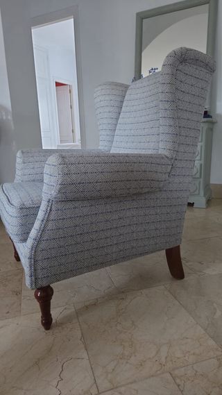 Sillón orejero gris azulado