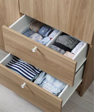 Armario Vilhatten IKEA madera