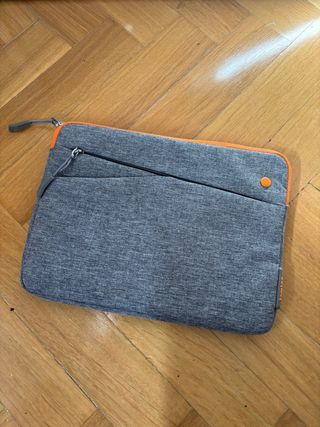 Custodia iPad grigia con dettagli arancioni