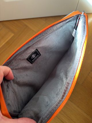 Custodia iPad grigia con dettagli arancioni