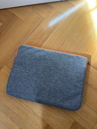 Custodia iPad grigia con dettagli arancioni