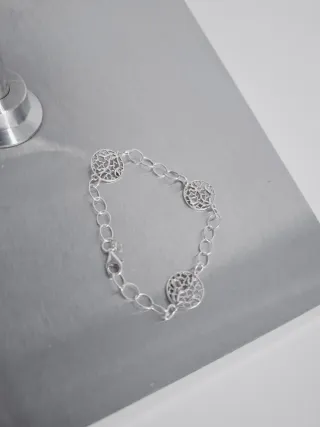 Pulsera de plata con diseño calado