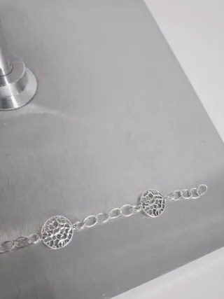 Pulsera de plata con diseño calado