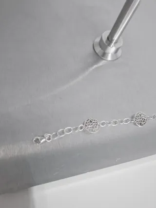 Pulsera de plata con diseño calado